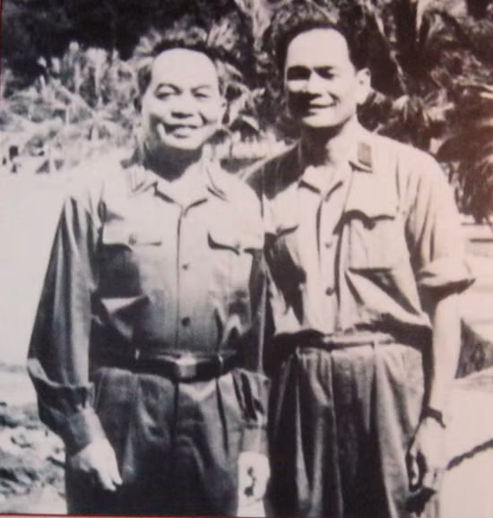 Tướng Phạm Kiệt và Đại tướng Tổng tư lệnh Võ Nguyên Giáp. Tướng Phạm Kiệt và Đại tướng Tổng tư lệnh Võ Nguyên Giáp.