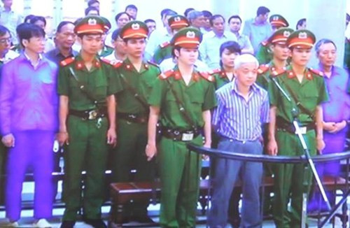 Bầu Kiên khá thoải mái trước tòa