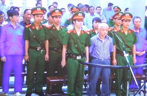 Bầu Kiên khá thoải mái trước tòa