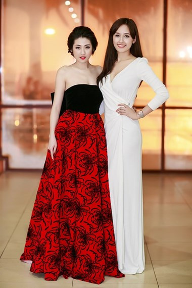 Mai Phương Thúy váy xẻ cao, Tú Anh khoe vai trần nuột nà cùng đọ sắc Mai Phương Thúy váy xẻ cao, Tú Anh khoe vai trần nuột nà cùng đọ sắc