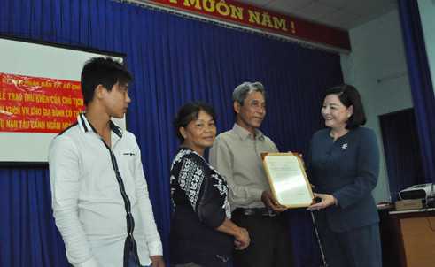 Trao Thư khen của Chủ tịch nước cho hai gia đình (Ảnh: Congan) Trao Thư khen của Chủ tịch nước cho hai gia đình (Ảnh: Congan)