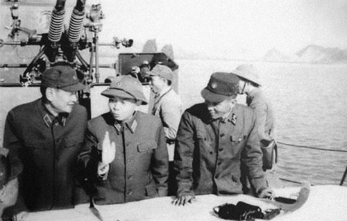 Đại tướng Võ Nguyên Giáp và tướng Phạm Kiệt (bên trái) trên vùng biển Quảng Ninh năm 1973 Đại tướng Võ Nguyên Giáp và tướng Phạm Kiệt (bên trái) trên vùng biển Quảng Ninh năm 1973
