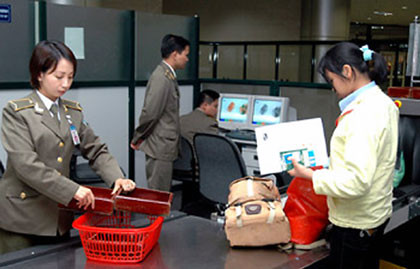 Các chất lỏng (1.000ml) theo quy định tại Thông tư 30/2012/TT-BGTVT ngày 01/8/2012 của Bộ GTVT phải để trong hành lý ký gửi trên các chuyến bay đến Liên bang Nga. Ảnh minh họa. Các chất lỏng (1.000ml) theo quy định tại Thông tư 30/2012/TT-BGTVT ngày 01/8/2012 của Bộ GTVT phải để trong hành lý ký gửi trên các chuyến bay đến Liên bang Nga. Ảnh minh họa.