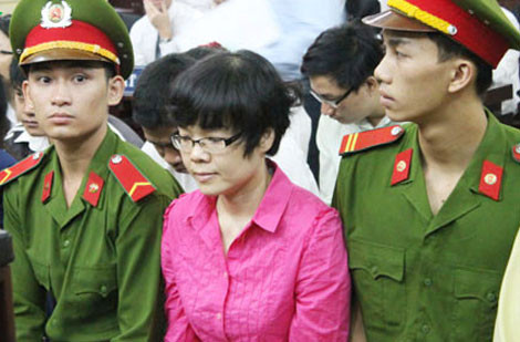 Huỳnh Thị Huyền Như (áo hồng) tại phiên xử sơ thẩm. Huỳnh Thị Huyền Như (áo hồng) tại phiên xử sơ thẩm.