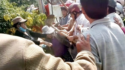 Người cầm cuốc đội mũ đỏ là ông Hoàng - chánh Thanh tra Sở Y tế Người cầm cuốc đội mũ đỏ là ông Hoàng - chánh Thanh tra Sở Y tế