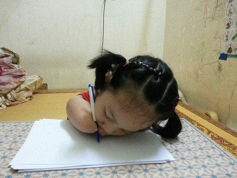 Bé Linh Chi (Yên Bái) tập viết chữ. Bé Linh Chi (Yên Bái) tập viết chữ.