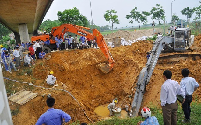 Theo ông Phương, Vinaconex gặp phải nhiều khó khăn, rủi ro. Ảnh: Một sự cố của đường ông dẫn nước Sông Đà. Theo ông Phương, Vinaconex gặp phải nhiều khó khăn, rủi ro. Ảnh: Một sự cố của đường ông dẫn nước Sông Đà.
