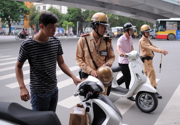 Dân dùng mũ bảo hiểm “rởm” chưa bị phạt. Dân dùng mũ bảo hiểm “rởm” chưa bị phạt.
