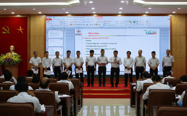 Nhóm học viên Công ty Truyền tải điện 1 thuyết trình tại lớp học. Nhóm học viên Công ty Truyền tải điện 1 thuyết trình tại lớp học.
