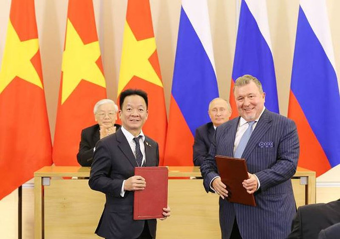 Tổng Bí thư Nguyễn Phú Trọng và Tổng thống Liên bang Nga Vladimir Putin chứng kiến lễ trao biên bản ghi nhớ hợp tác đầu tư giữa ông Đỗ Quang Hiển - Chủ tịch Hội đồng quản trị SHB và ông Nikolay Kosov - Chủ tịch Hội đồng quản trị Ngân hàng IIB. Tổng Bí thư Nguyễn Phú Trọng và Tổng thống Liên bang Nga Vladimir Putin chứng kiến lễ trao biên bản ghi nhớ hợp tác đầu tư giữa ông Đỗ Quang Hiển - Chủ tịch Hội đồng quản trị SHB và ông Nikolay Kosov - Chủ tịch Hội đồng quản trị Ngân hàng IIB.