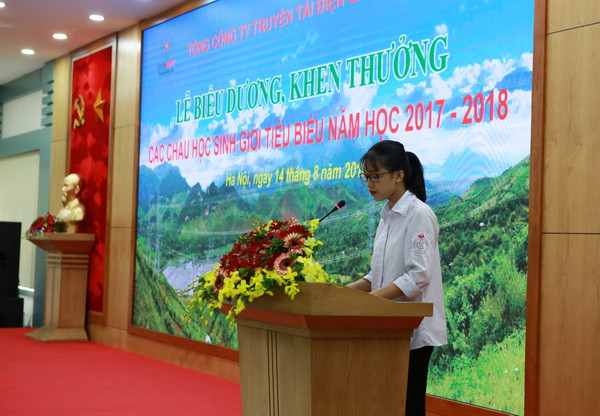 Cháu Đinh Thị Thảo Diệp đại diện cho các học sinh phát biểu cảm ơn. Cháu Đinh Thị Thảo Diệp đại diện cho các học sinh phát biểu cảm ơn.
