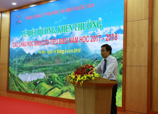 Tổng Giám đốc EVNNPT - ông Nguyễn Tuấn Tùng chia sẻ niềm vui các cháu học sinh giỏi. Tổng Giám đốc EVNNPT - ông Nguyễn Tuấn Tùng chia sẻ niềm vui các cháu học sinh giỏi.