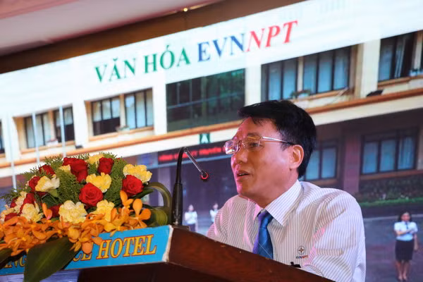 Ông Vũ Trần Nguyễn - Phó Tổng giám đốc EVNNPT phổ biến, quán triệt và triển khai thực hiện Văn hóa EVNNPT năm 2018 tại Hội nghị.