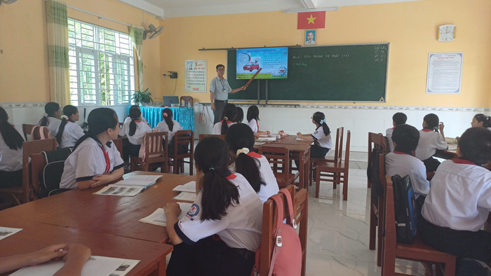 Thầy Tuyền trong tiết học được ứng dụng công nghệ thông tin vào giảng dạy. Ảnh: Nhân vật cung cấp. Thầy Tuyền trong tiết học được ứng dụng công nghệ thông tin vào giảng dạy. Ảnh: Nhân vật cung cấp.