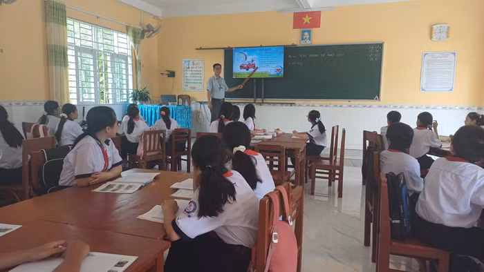 Thầy Tuyền trong tiết học được ứng dụng công nghệ thông tin vào giảng dạy. Ảnh: Nhân vật cung cấp.