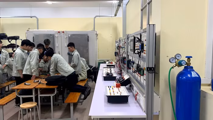 Sinh viên Trường Đại học Công nghiệp Hà Nội đang học nội dung tự động hoá hệ thống lạnh. Ảnh: thầy Chưởng cung cấp.