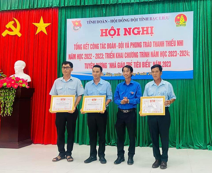 Thầy Tuyền (ngoài cùng, bên trái) nhận khen thưởng trong Hội nghị Tổng kết công tác Đoàn - Đội và Phong trào thanh thiếu nhi. Ảnh: Nhân vật cung cấp. Thầy Tuyền (ngoài cùng, bên trái) nhận khen thưởng trong Hội nghị Tổng kết công tác Đoàn - Đội và Phong trào thanh thiếu nhi. Ảnh: Nhân vật cung cấp.