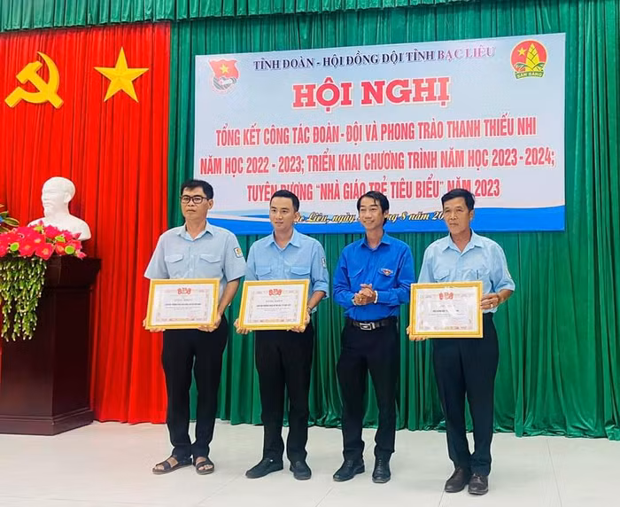 Thầy Tuyền (ngoài cùng, bên trái) nhận khen thưởng trong Hội nghị Tổng kết công tác Đoàn - Đội và Phong trào thanh thiếu nhi. Ảnh: Nhân vật cung cấp.