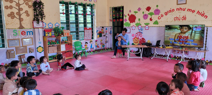 Thầy Lê Văn Thắng đang buộc tóc cho học trò. Ảnh nhân vật cung cấp. Thầy Lê Văn Thắng đang buộc tóc cho học trò. Ảnh nhân vật cung cấp.