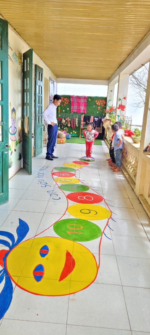 Thầy Lê Văn Thắng dạy trẻ chơi trò chơi "Con sâu học Toán". Ảnh nhân vật cung cấp Thầy Lê Văn Thắng dạy trẻ chơi trò chơi "Con sâu học Toán". Ảnh nhân vật cung cấp