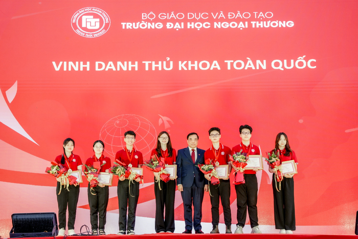 Vinh danh 7 thủ khoa tốt nghiệp toàn quốc kỳ thi tốt nghiệp trung học phổ thông 2023 trúng tuyển vào Trường Đại học Ngoại Thương. Ảnh: NTCC. Vinh danh 7 thủ khoa tốt nghiệp toàn quốc kỳ thi tốt nghiệp trung học phổ thông 2023 trúng tuyển vào Trường Đại học Ngoại Thương. Ảnh: NTCC.