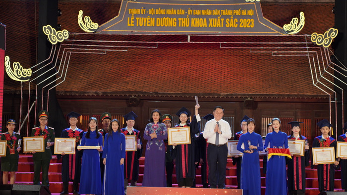 Trần Thị Thu Hiền nhận bằng khen tại Lễ tuyên dương thủ khoa xuất sắc tốt nghiệp các trường đại học, học viện trên địa bàn Thủ đô Hà Nội năm 2023. Ảnh: Nhân vật cung cấp. Trần Thị Thu Hiền nhận bằng khen tại Lễ tuyên dương thủ khoa xuất sắc tốt nghiệp các trường đại học, học viện trên địa bàn Thủ đô Hà Nội năm 2023. Ảnh: Nhân vật cung cấp.