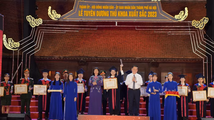 Trần Thị Thu Hiền nhận bằng khen tại Lễ tuyên dương thủ khoa xuất sắc tốt nghiệp các trường đại học, học viện trên địa bàn Thủ đô Hà Nội năm 2023. Ảnh: Nhân vật cung cấp.