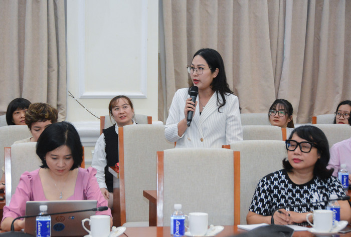 Đại diện cơ quan báo chí đặt câu hỏi tại họp báo. Đại diện cơ quan báo chí đặt câu hỏi tại họp báo.