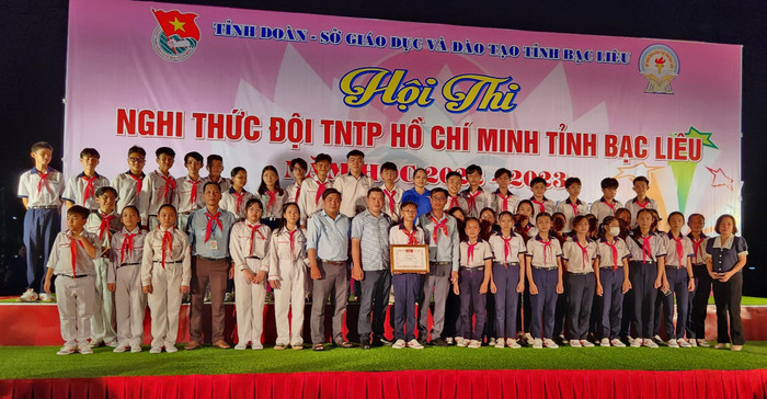 Thầy Tuyền cùng các các đội viên Trường Trung học cơ sở Hòa Bình nhận giải thưởng trong Hội thi Nghi thức Đội Thiếu niên tiền phong Hồ Chí Minh tỉnh Bạc Liêu năm học 2022-2023. Ảnh: Nhân vật cung cấp. Thầy Tuyền cùng các các đội viên Trường Trung học cơ sở Hòa Bình nhận giải thưởng trong Hội thi Nghi thức Đội Thiếu niên tiền phong Hồ Chí Minh tỉnh Bạc Liêu năm học 2022-2023. Ảnh: Nhân vật cung cấp.