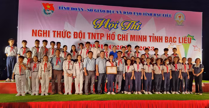 Thầy Tuyền cùng các các đội viên Trường Trung học cơ sở Hòa Bình nhận giải thưởng trong Hội thi Nghi thức Đội Thiếu niên tiền phong Hồ Chí Minh tỉnh Bạc Liêu năm học 2022-2023. Ảnh: Nhân vật cung cấp.
