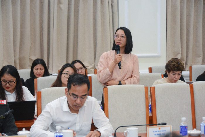 Đại diện cơ quan báo chí đặt câu hỏi trong Họp báo. Đại diện cơ quan báo chí đặt câu hỏi trong Họp báo.