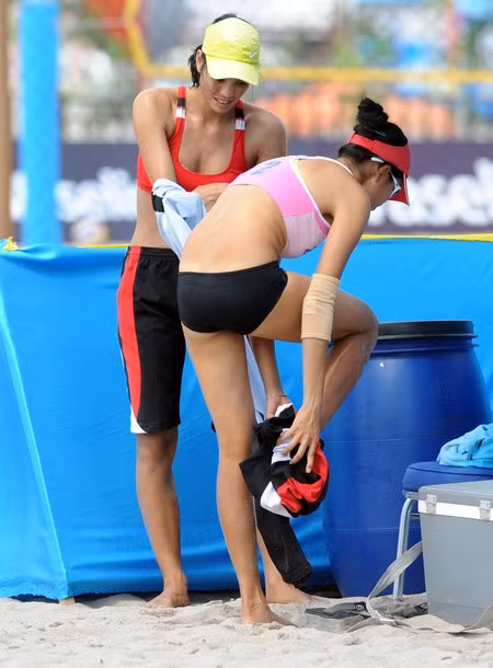 Thân hình tuyệt đẹp của các cô gái bóng chuyền bãi biển Việt Nam.