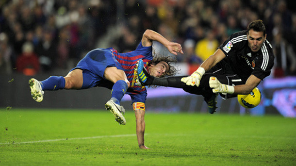 Carles Puyol bay người bắt volley để ghi bàn vào lưới Real Zaragoza. Carles Puyol bay người bắt volley để ghi bàn vào lưới Real Zaragoza.