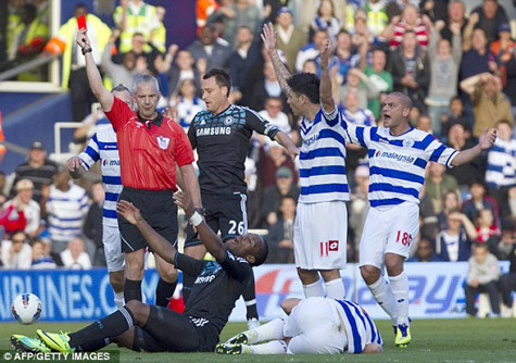 Drogba ăn thẻ đỏ.