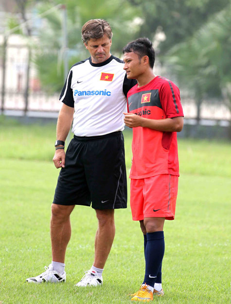 Ông Goetz rất thích lối đá của Hoàng “bò”. Ảnh: Quang Minh