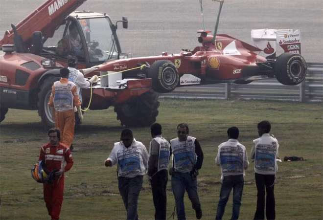 … Khiến tay đua người Tây Ban Nha phải gọi cứu trợ.