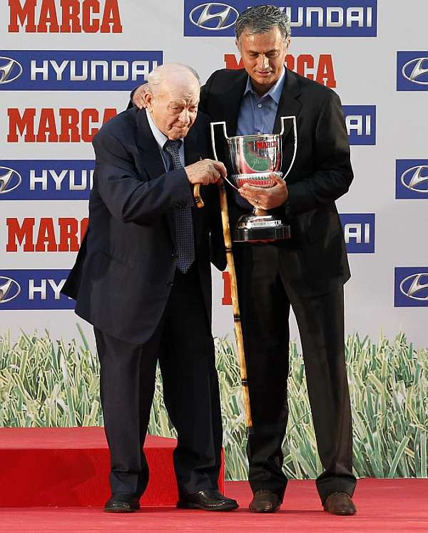 Mourinho là HLV xuất sắc nhất. Chiến lược gia người Bồ chụp ảnh với huyền thoại Di Stefano. Mourinho là HLV xuất sắc nhất. Chiến lược gia người Bồ chụp ảnh với huyền thoại Di Stefano.