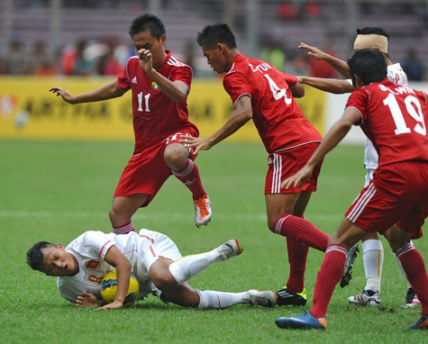 Trọng Hoàng được đẩy lên đá hộ công cũng không một lần tỏa sáng. Trọng Hoàng được đẩy lên đá hộ công cũng không một lần tỏa sáng.