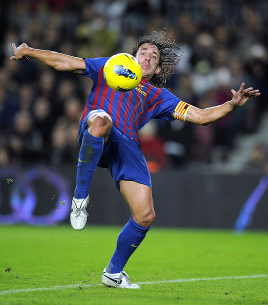 Trung vệ đội trưởng của Barca hãm bóng. Trung vệ đội trưởng của Barca hãm bóng.