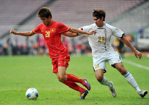 Trong khi đó, hàng thủ U23 Việt Nam tuy không phải hoạt độn nhiều nhưng lại bộc lộ khá nhiều điểm yếu. Trong ảnh là trung vệ Lâm Anh Quang và tiền vệ Mark Hartmann. Trong khi đó, hàng thủ U23 Việt Nam tuy không phải hoạt độn nhiều nhưng lại bộc lộ khá nhiều điểm yếu. Trong ảnh là trung vệ Lâm Anh Quang và tiền vệ Mark Hartmann.