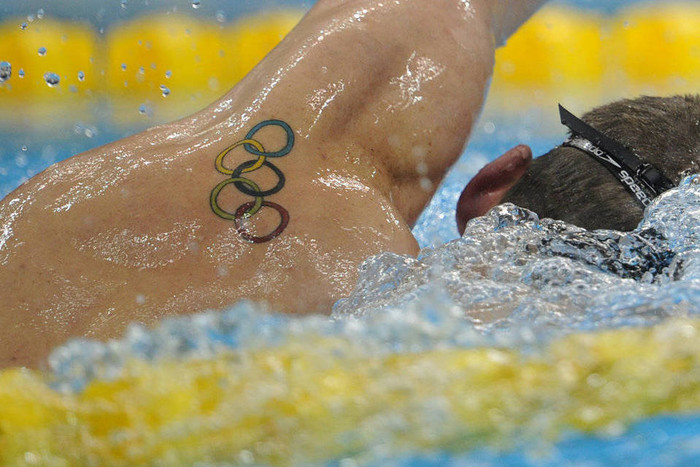 Những vòng tròn Olympic trên lưng kình ngư Ryan Cochrane người Canada. Những vòng tròn Olympic trên lưng kình ngư Ryan Cochrane người Canada.