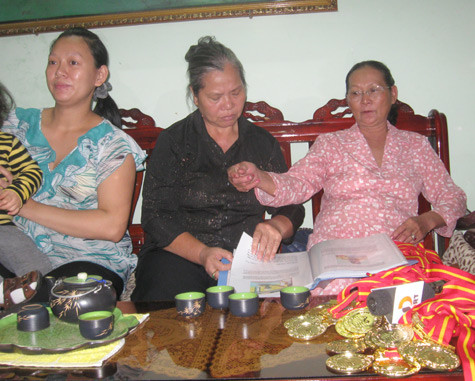 Bác Tại khoe những tấm Huy chương con trai giành được với hàng xóm đến chúc mừng Phước. Bác Tại khoe những tấm Huy chương con trai giành được với hàng xóm đến chúc mừng Phước.