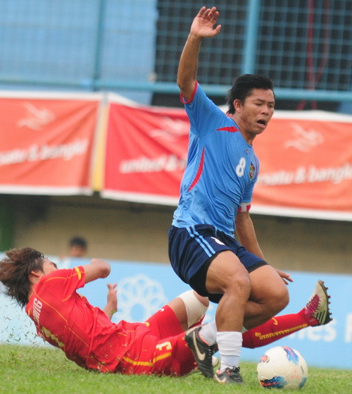 Pha truy cản tiền đạo Lamnao khiến Long Giang bị truất quyền thi đấu.