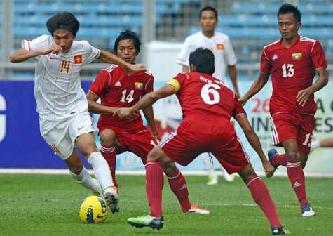 Hàng thủ nhiều tầng của U23 Myanmar đã "bắt chết" các pha lên bóng của U23 VN. Hàng thủ nhiều tầng của U23 Myanmar đã "bắt chết" các pha lên bóng của U23 VN.