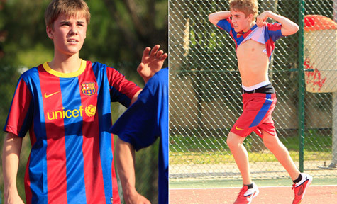 Bieber mặc áo Messi đá bóng. Bieber mặc áo Messi đá bóng.