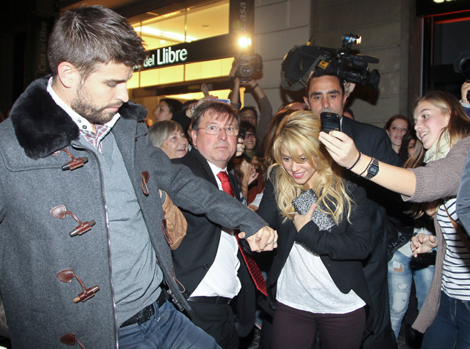 Người hâm mộ và giới truyền thông vây quanh đôi tình nhân nổi tiếng. Người hâm mộ và giới truyền thông vây quanh đôi tình nhân nổi tiếng.