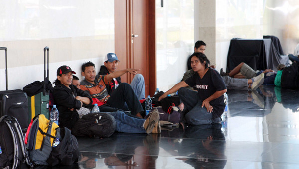 Phóng viên quốc tế nằm ngồi vạ vật. Phóng viên quốc tế nằm ngồi vạ vật.