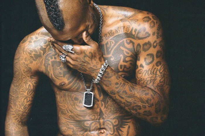 Trên mình tiền đạo Djibril Cissé chằng chịt những hình xăm. Trên mình tiền đạo Djibril Cissé chằng chịt những hình xăm.