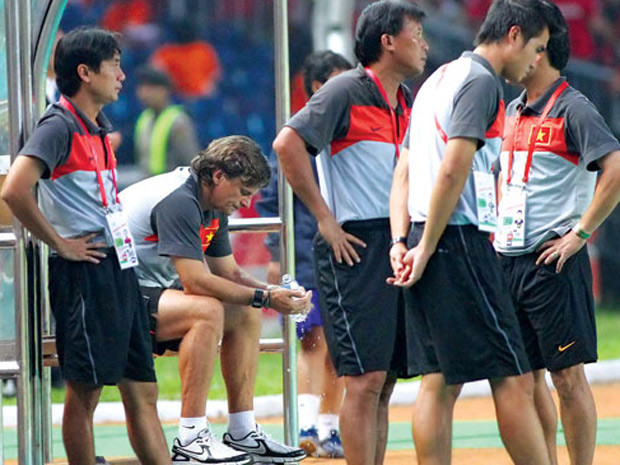 Ông Falko Goetz (ngồi) không thể hiểu sao có lúc người ta khen quá sức rồi lại chê quá mạnh nhanh thế. Ông Falko Goetz (ngồi) không thể hiểu sao có lúc người ta khen quá sức rồi lại chê quá mạnh nhanh thế.