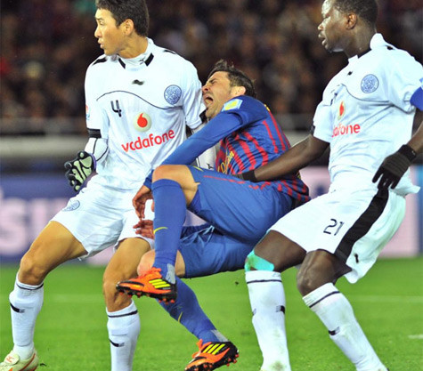 David Villa vô cùng đau đớn vì chấn thương. David Villa vô cùng đau đớn vì chấn thương.